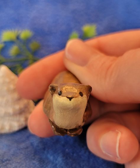 Brown Clay Crafts, Otter Polymer Clay, Otter Pottery, Light Clay Ideas, Clay Otter, Otter Ceramic, Otters Holding Hands, Clay Bear, Clay Figurines