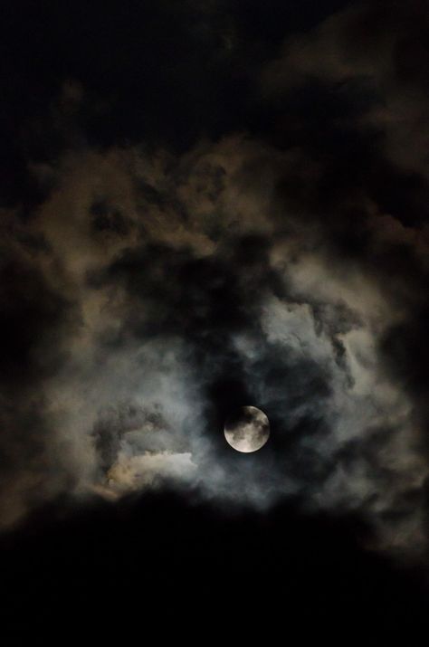 Full Moon Photos, Moon Madness, Moon Clouds, Moon Song, Moon Photos, Sky Full Of Stars, 8k Wallpaper, Dark Moon, Beautiful Moon