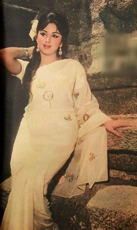 Leena Chandravarkar Retro Theme Dress Bollywood, Indian Retro Look, Retro Fashion 70s Indian, 60s Bollywood Fashion, Retro Look Bollywood, Indian Retro Outfits, Bollywood Retro Look, Retro Saree Look, Retro Theme Dress