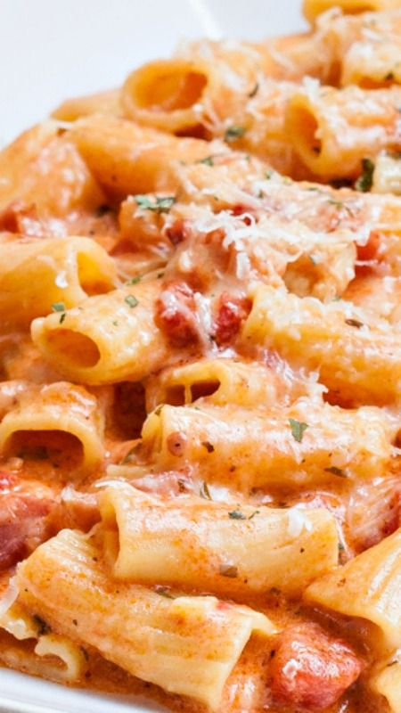 Blush Pasta Sauce, Blush Sauce, Chicken Rigatoni, Pasta And Sauce, Rigatoni Recipes, Chicken And Bacon, Bacon Recipe, Cheesy Pasta, Small Chicken