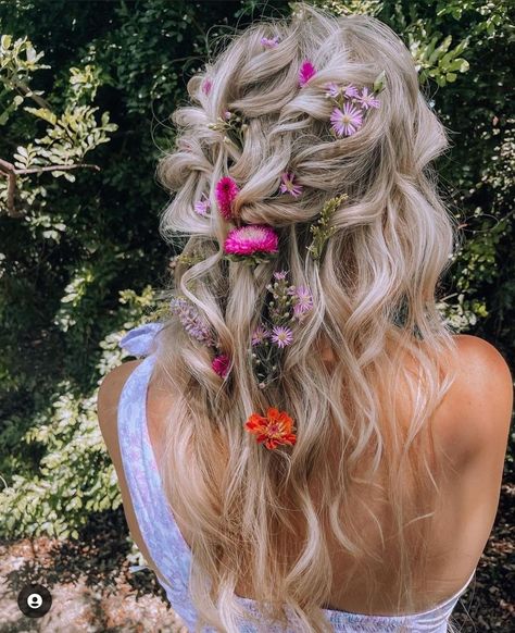 Non Traditional Bridal Hair, Flower In Hair Wedding Hair Down, Wedding Hair With Wild Flowers, Formal Hair With Flowers, Flower Crown Half Up Half Down, Garden Party Wedding Hair, Enchanted Garden Hairstyle, Wildflower Hair Wedding, Bride Hair With Flowers