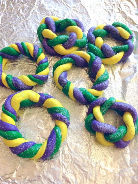 King Cake Ornaments Perfect for Your Mardi Gras Tree Mardi Gras Projects For Kids, Mardi Gras Crafts For Kids, Infant Room Bulletin Boards, Mardi Gras Ornaments, Mardi Gras Tree, Mardi Gras Activities, Mardi Gras Kid, Infant Art, Mardi Gras Crafts