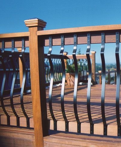 Love the rail Wood Deck Railing, Aluminum Balusters, Deck Balusters, Patio Railing, Deck Railing Design, Cedar Deck, Aluminum Decking, Deck Railing, Cool Deck