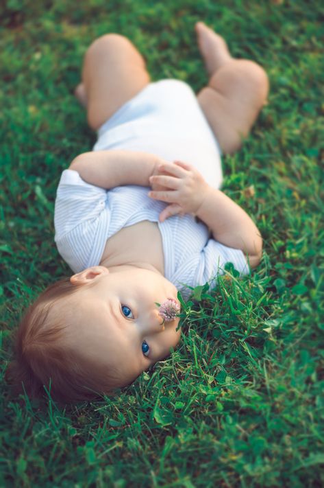 6 Month Spring Photoshoot, Baby Nature Photoshoot, 6 Months Baby Photoshoot Ideas Outdoor, 3 Month Old Baby Pictures Outdoor, Outside Baby Photoshoot, Outside Baby Pictures, Baby Boy Outdoor Photoshoot, Baby Spring Photoshoot, Baby Shoot Outdoor