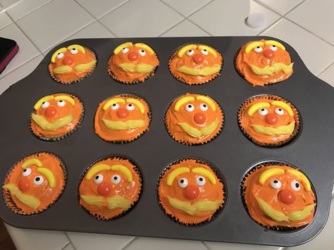 Lorax cupcakes! Happy Seuss week! Cursed Cupcakes, Lorax Cupcakes, Lorax Birthday, Lorax Party, Halloween Sleepover, Dream Birthday, Cupcake Bakery, Tie Blankets, School Treats