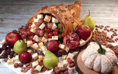 Thanksgiving Appetizer Edible Cornucopia, Croissant Homemade, Charcuterie Thanksgiving, Cornucopia Centerpiece, Thanksgiving Appetizer, Thanksgiving 2023, Fall Recipe, Thanksgiving Appetizers, Thanksgiving Centerpieces