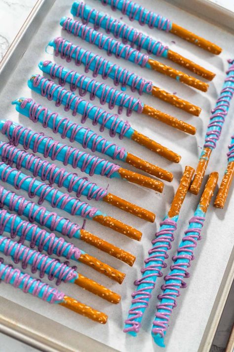 Mermaid pretzel rods. About to have a house full of hungry kids at your little one’s birthday bash? Then you need snacks that are simple to make, easy for the kids to handle, and that can satisfy a crowd like these homemade Mermaid Pretzel Rods! Mermaid Pretzel Rods, Lavender Candy, Craft Pumpkins, Unicorn Sprinkles, Leftover Candy, Chocolate Covered Pretzel Rods, Mermaid Cupcakes, Budget Party, Sea Baby Shower