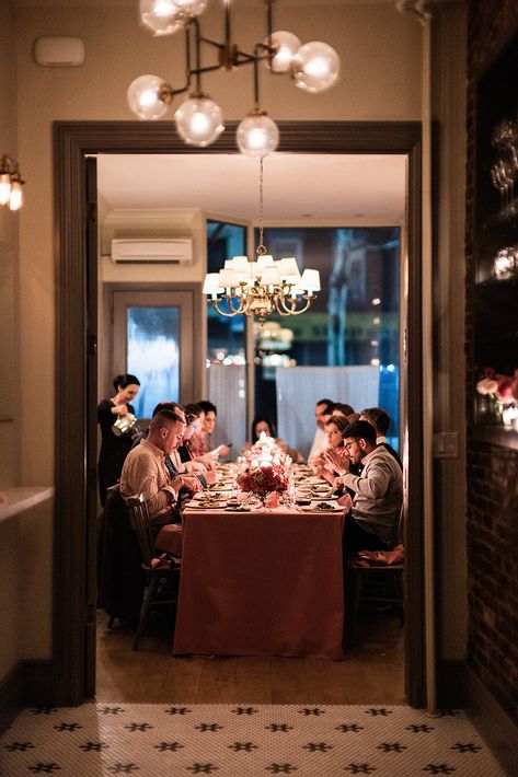 Dining Room Photography, Family Dinner Photoshoot, Family Dinner Photography, Christmas Dining Setting, Christmas Diner, Shabbat Table, Family Dinner Party, Family Dinner Table, Fam Pics