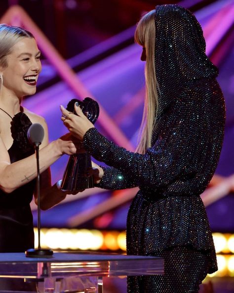 𝐁𝐞𝐡𝐧𝐚𝐳 no Instagram: “Taylor Swift accepts the iHeartRadio Innovator Award onstage during the 2023 iHeartRadio Music Awards at Dolby Theatre in Los Angeles…” Taylor Swift Phoebe Bridgers, Phoebe Bridgers, Taylor Swift 13, Swift 3, Taylor Alison Swift, Her Music, Look At You, Music Industry, Music Awards