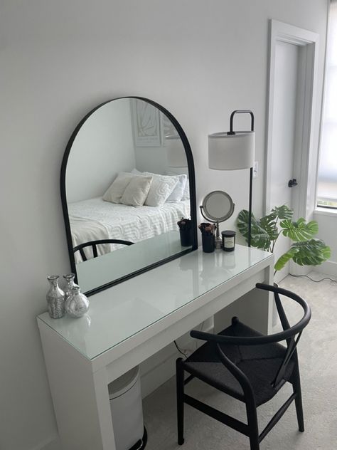 Aesthetic Room Black Furniture, Black And White Makeup Room, Black And White Dressing Table, Vanity Table Ideas Minimalist, Minimal Vanity Ideas, Room Ideas White And Black, Bedroom Inspo Black And White, White Malm Bedroom Ideas, Room Inspo Black Furniture