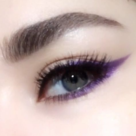 Pat McGrath on Instagram: “PURPLE REIGN REALNESS 💜💜💜 *NEW* #EYEdols Eye Shadow Singles shade ‘PURPLE REIGN’ allows your eyes to be the center of attention with its…” Makeup Purple, Makeup Asian, Drag Make-up, Purple Eye Makeup, Cat Eye Makeup, School Makeup, Makeup Hacks, Asian Eye Makeup, Purple Reign