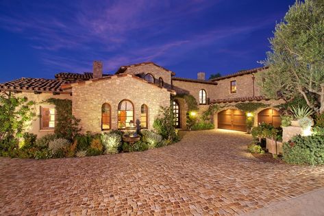 Front of Tuscan style home Modern Tuscan Home, Tuscan Style House, Tuscan Style Architecture, Style Toscan, Modern Tuscan, Tuscany Style, Tuscan Style Homes, Country Modern Home, Luxury Exterior