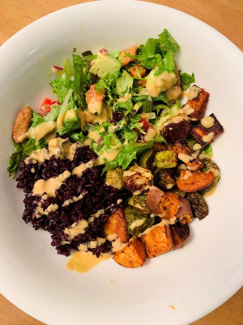 Leftover time! Made a light salad - mixed greens, red onion, red pepper, avocado, sesame sticks - and paired it with left over roasted potatoes, roasted brussel sprouts and black rice. All topped with a spicy cashew dressing. Spicy cashew dressing linked! Veggie Grain Bowl, Spicy Cashew Dressing, Over Roasted Potatoes, Cashew Dressing, Sesame Sticks, Spicy Cashews, Potatoes Roasted, Salad Mixed Greens, Blackened Chicken