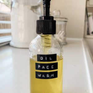 Oil face wash recipe that is all-natural, clean and simple. It will leave your skin more hydrated, clear and bright. Get the easy homemade face wash recipe here. Castor Oil Face, Homemade Foaming Hand Soap, Face Wash Recipe, Castor Oil For Face, Oil Face Wash, Oil Face Cleansing, Homemade Face Wash, Oil Cleansing, Removing Makeup