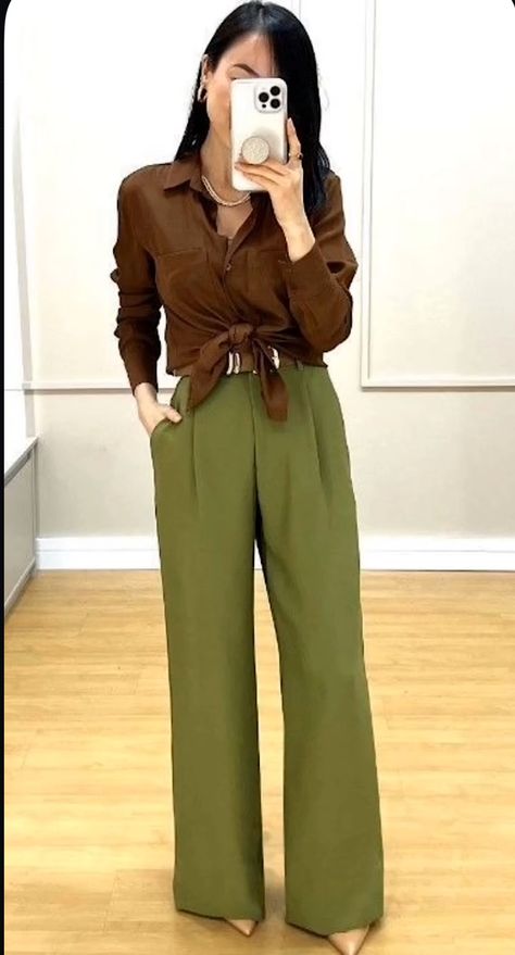 Olive Green Wide Leg Pants Outfit, Green Wide Leg Pants Outfit, Green Trousers Outfit, Trousers Outfit Casual, Outfit Informal, Work Attire Women, Wide Leg Pants Outfit, Colour Combinations Fashion, Trouser Outfit