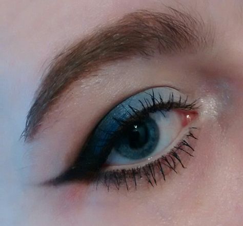 Winged black and blue eyeshadow with white shimmery highlight. By Ricarda Canvin Black Blue Eyeshadow, Black And Blue Eyeshadow, Blue And Black Eyeshadow, Choir Makeup, Bday Makeup, Navy Makeup, Day Eye Makeup, Korean Eye, Eyeshadow For Blue Eyes