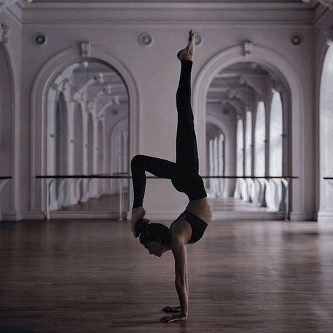 Flexible Aesthetic, Flexibility Aesthetic, Dancer Lifestyle, Flexibility Dance, Modele Fitness, Gym Crush, Yoga Aesthetic, Dance Photography Poses, Gymnastics Poses