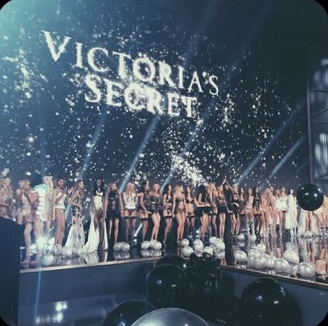 Victora Secret, Victoria's Secret Aesthetic, Era Victoria, Victoria Secret Runway, Victoria Secret Wallpaper, Victoria Secret Show, Victoria Secret Model, Victoria Secret Models, Vs Fashion Shows