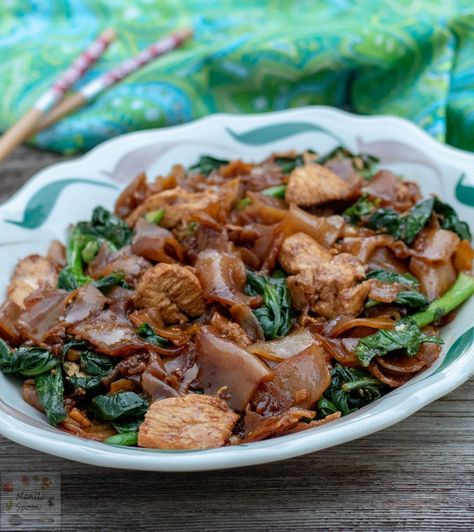 Pad See Ew (Thai Flat Noodles Stir-fried in Soy Sauce) - Manila Spoon Fridge Staples, Asian Sides, Flat Noodles, Chow Fun, Pad See Ew, Wok Recipes, Asian Family, Pantry Fridge, Noodle Dish