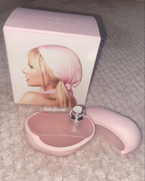 ariana grandes new fragrance: mod blush, smells incredible ♡ Mod Blush Aesthetic, Ariana Mod Blush, Ariana Grande Mod Blush, Mod Blush Perfume, Mod Blush, Mod Blush Ariana Grande, Mod Perfume, Mod Ariana Grande Perfume, Ariana Grande Mod Perfume