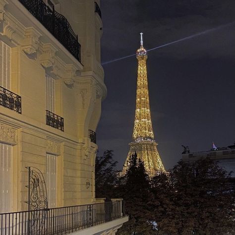 the eiffel tower all lighted up at night in paris, france France Astethic, Francais Aesthetic, Paris Icons, Parisian Night, Night In Paris, Paris Dream, France Aesthetic, Paris Vibes, Paris Aesthetic