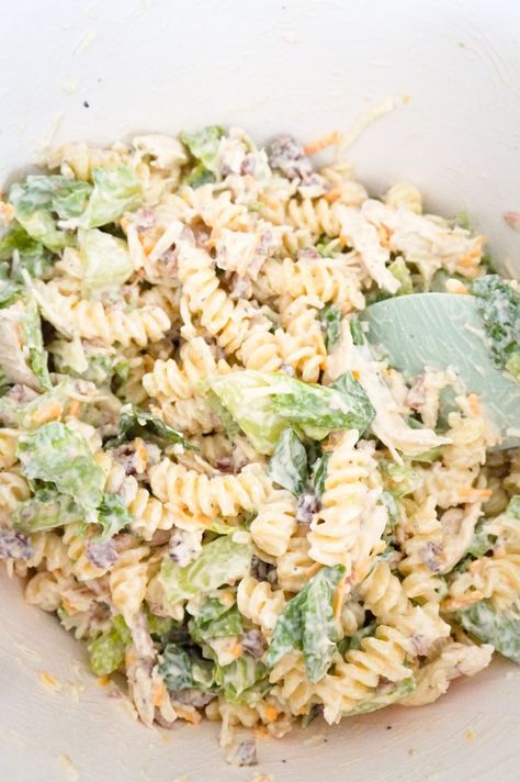 Cesar Pasta Salad Recipes, Ceaser Chicken Pasta Salad, Cold Dish Recipes, Garlic Parmesan Dressing, Chicken Cesar, Bacon Pasta Salad, Chicken Caesar Pasta, Caesar Pasta Salad, Bacon Ranch Pasta Salad