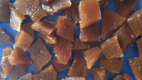 Brown sugar, white sugar, butter and vinegar go into these hard candies flavored with a hint of vanilla. Maple Candy Recipe, Maple Fudge Recipes, Maple Syrup Candy, Maple Sugar Candy, Maple Fudge, Butterscotch Candy, 3 Ingredient Desserts, Maple Candy, Brittle Recipes