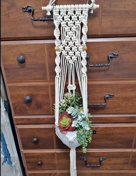 Diy Macrame Plant Hanger Easy, Diy Macrame Plant Hanger Pattern, Diy Macrame Plant Hanger Tutorials, Diy Macrame Earrings, Macrame Plant Hanger Tutorial, Free Macrame Patterns, Macrame Plant Hanger Patterns, Macrame Hanging Planter, Macrame Planter