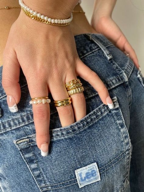 Estilo Hailey Baldwin, Evry Jewels, Luxe Jewelry, Aesthetic Tiktok, Jewelry Accessories Ideas, Dope Jewelry, Classy Jewelry, Jewelry Essentials, Stacked Jewelry