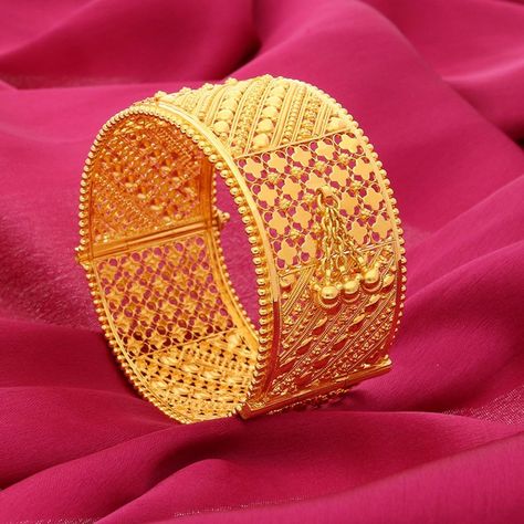 Looking for latest bangle images? Here are our picks of 21 mind blowing bangle designs that would look good on any dress. Kids Gold Jewellery, Single Bangle, Bangles Collection, Gold Bangles Indian, Perhiasan India, Gold Jewellry, Gold Bangle Set, The Bangles, Bracelet Pandora