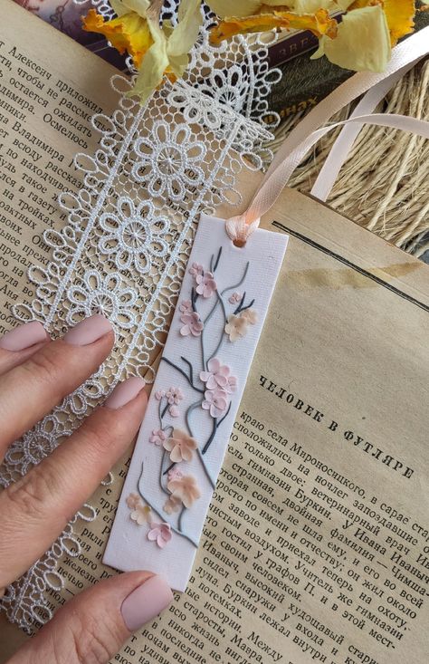 Polymer Clay Bookmark Ideas, Air Dry Clay Bookmark, Clay Experiments, Clay Bookmark, Diy Crafts Easy At Home, Polymer Clay Books, Floral Bookmarks, Diy Popsicle Stick Crafts, Creative Bookmarks