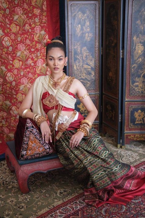 Thailand History, Lampang, Traditional Thai Clothing, Thai Costume, Thai Fashion, Burmese Clothing, Thai Traditional Dress, National Dress, Thai Dress