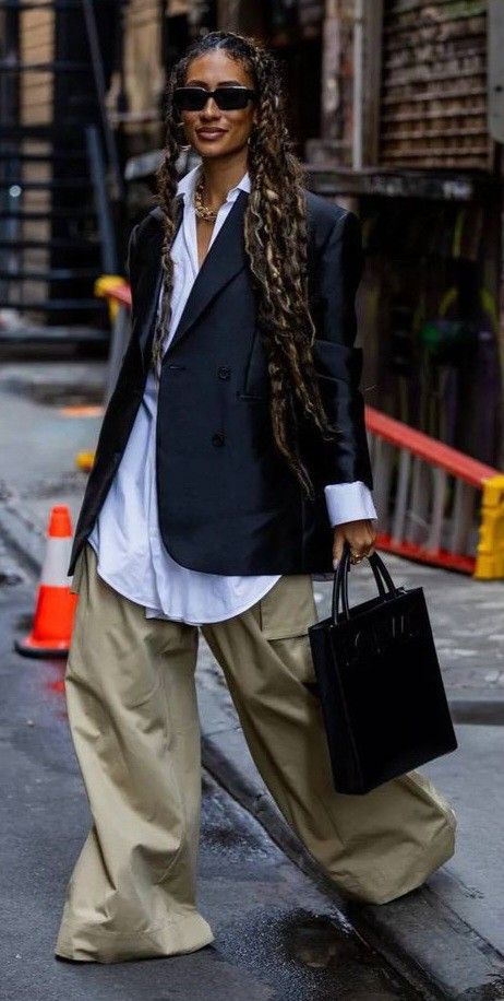 Oversize Outfit, New York Fashion Week Street Style, Walking Down The Street, Nyfw Street Style, Style Casual Chic, Cooler Look, Outfit Jeans, Looks Street Style, Street Style Trends