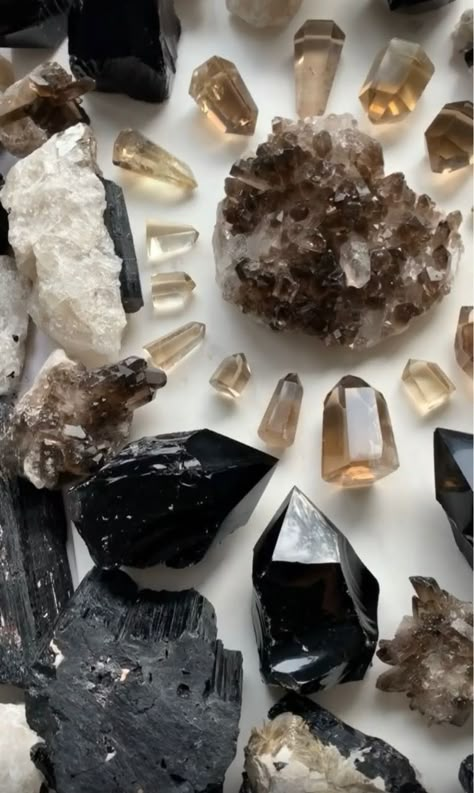 Crystals Videos, Crystal Videos, Protective Crystals, Crystal Room Decor, Crystal Room, Crystal Vibes, Crystal Aesthetic, Spiritual Crystals, Crystal Therapy