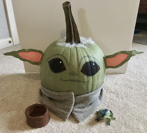 Baby Yoda inspired pumpkin Pumpkins Decorating Ideas Paint, Starwars Painted Pumpkin, Grogu Pumpkin Painting, Starwars Pumpkin Painting Ideas, Starbucks Pumpkin Painting, Baby Yoda Pumpkin Painting, Pumpkin Character Ideas, Pumpink Decoration Ideas, Pumpkin Carving Competition Ideas