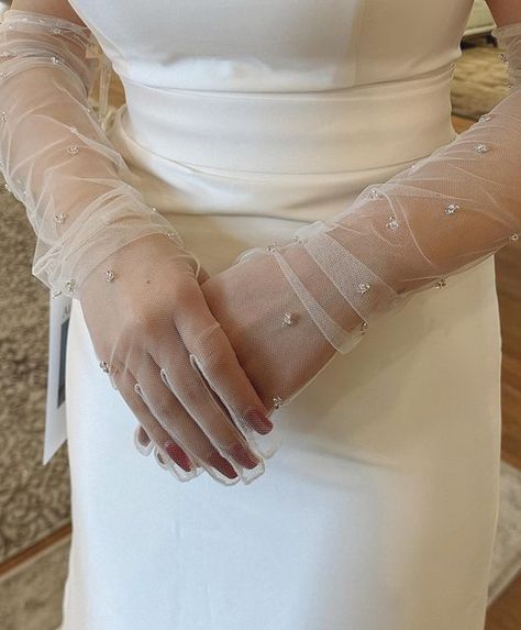 ILLUSION BRIDAL on Instagram: "New trend alert: Gloves ❕ We love how it’s such a simple way to change up your look – whether it’s just for portraits, the ceremony, or reception 🤍 Bridal gloves make for a totally nostalgic and opulent wedding day look ✨ *Different styles available in-store #bride #weddingdress #weddingday #bridetobe #weddinginspiration #bridal #weddings #bridalgloves #weddinggown #allurebridals #essenceofautralia" Pearl Gloves, Opulent Wedding, Bridal Gloves, Allure Bridal, Dress Inspiration, New Trend, Wedding Dress Inspiration, Newest Trends, Simple Way