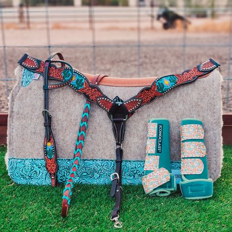 Horse Stuff Western, Green Tack Set, Cute Horse Tack, Horse Tack Sets, Western Horse Tack Turquoise, Western Riding Tack, Western Tack Sets, Beaded Cactus, Barrel Racing Tack Sets