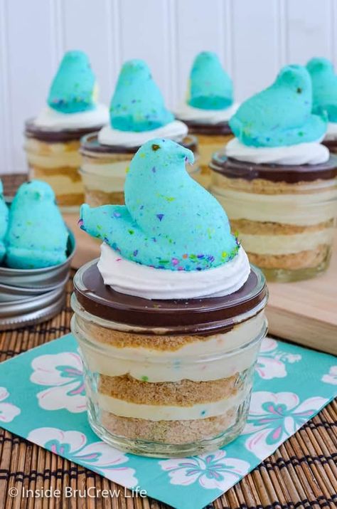 Peeps Dessert, Cake In A Cup, No Bake Eclair Cake, Peeps Cake, Fun Easter Treats, Cake Cups, Eclair Cake, Chocolate Eclair, Easter Desserts Recipes