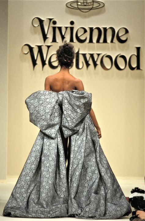 Vivienne Westwood Fashion, Vivienne Westwood Dress, Fashion Dream Job, Mode Punk, 90s Runway Fashion, Runway Fashion Couture, Vintage Runway, Hippie Look, Moda Punk