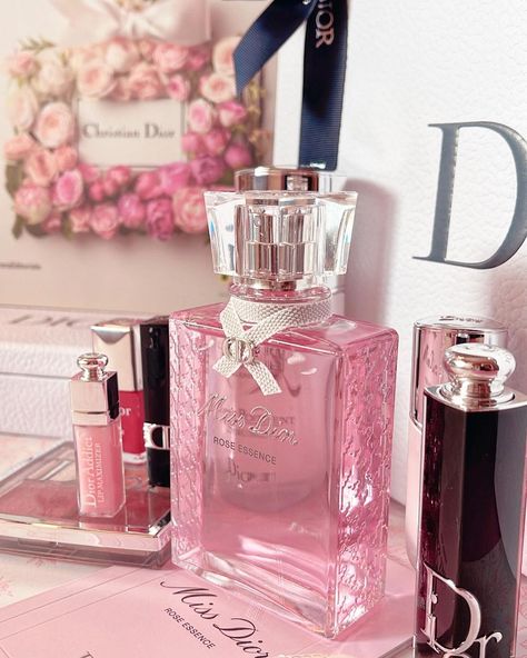 Lupita 💁🏻‍♀️ on Instagram: “Begging the week with my newest purchase. A little weekend treat 😉 MISS DIOR ROSE ESSENCE Notes: Geranium, Green Notes Grasse…” Dior Addict Perfume, Essence Perfume, Green Notes, Dior Addict, Perfume Oil, Best Perfume, Miss Dior, Perfume Oils, Geraniums