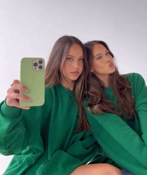 Twin Daughters Aesthetic, Twins Sisters Aesthetic, Twins Girls Aesthetic, Sister Pics Aesthetic, Twinning Poses, Twins Aesthetic Sisters, Twin Aesthetic Sisters, Aesthetic Sisters Pictures, Twin Girls Aesthetic