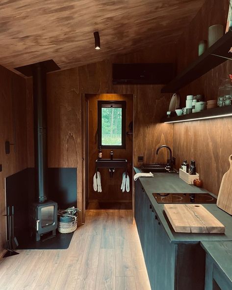 Brutalist Tiny House, Tiny House Workspace, 20m2 House, Mobile Tiny House Trailers, Tiny Cabin Interiors, Tiny House On Wheels Interior, Cozy Tiny House Interior, Survival Cabin, Tiny House On Trailer