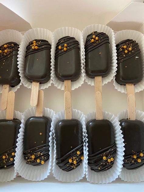 All Black Party Treats, Black And Gold Cake Pops Birthdays, Black Cake Pops With Gold, Black Color Desserts, All Black Dessert Table, Black White And Gold Desserts, Black And White Cakesicles, Black And Gold Food Ideas, Black And Gold Cakesicles