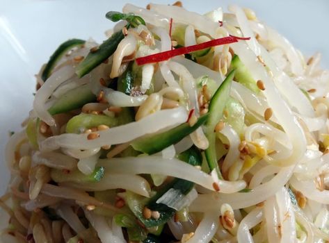 Bean Sprout Side Dish, Koreansk Mad, Bean Sprout Recipes, Bean Sprout Salad, Bean Sprout, Korean Side Dishes, Korean Cooking, Korean Dishes, Sprout Recipes