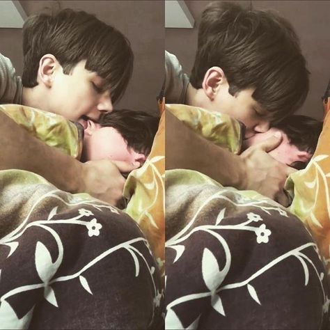 Two Boys Kissing, Boy X Boy, Couple With Baby, Desain Buklet, Gay Aesthetic, I Like Him, Boys Love, Boy Photography, Gay Love