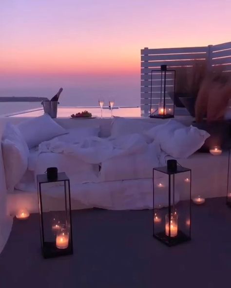 Man_influence on Instagram: “Tag someone you would enjoy with 😍 video by @bookonin @charisma_suites #santorini 🇬🇷” Honeymoon Suite, Romantic Dream, Pnina Tornai, Romantic Sunset, Unique Hotels, Places In The World, Trik Fotografi, Santorini Greece, Beautiful Places In The World