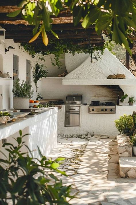 Outdoor Built In Kitchen, Outdoor Spanish Kitchen, Vintage Backyard Ideas, Greek Outdoor Kitchen, Mediterranean Outdoor Kitchen, White Outdoor Kitchen, Campus Background, Greek Interior, Barbecue Outdoor