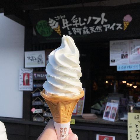 Japanese Soft Serve, Korean Ice Cream, Es Cream, Sweet Cafe, Serve Ice Cream, Milk Ice Cream, Food Sketch, Flavor Ice, Pretty Dessert