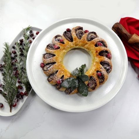 3-Ingredient Nutella Wreath Nutella Wreath, Nutella Christmas, Wreath Recipe, Nutella Puff Pastry, Sweet Bread Rolls, Dough Ideas, Holiday Feast, Entertaining Recipes, Sweet Roll