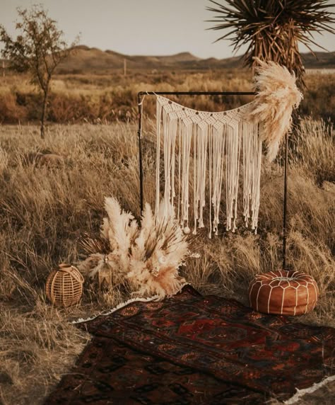 5 Dreamy Ways to Dress Up Your Boho Wedding | https://wanderingweddings.com/5-dreamy-ways-to-dress-up-your-boho-wedding/ Eclectic Elopement, Studio Mini Sessions, Photography Studio Decor, Boho Photoshoot, Fall Minis, Boho Photography, Photography Set Up, Outdoor Backdrops, Photoshoot Backdrops